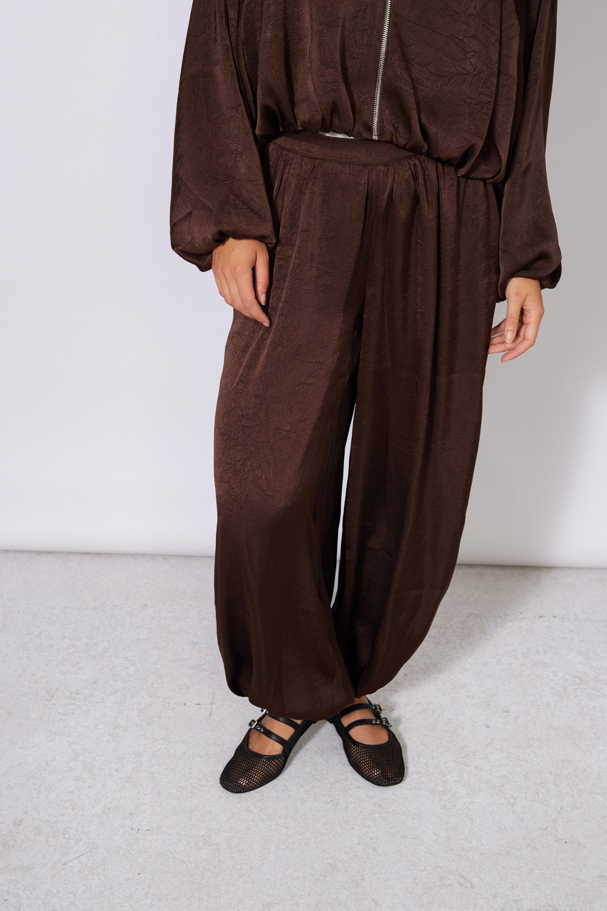BELİ LASTİKLİ DOKULU SATEN BALON PANTOLON