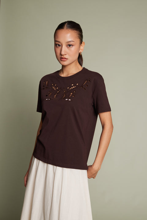 KAHVE — CUTWORK NAKIŞ DETAYLI KISA KOLLU T-SHIRT