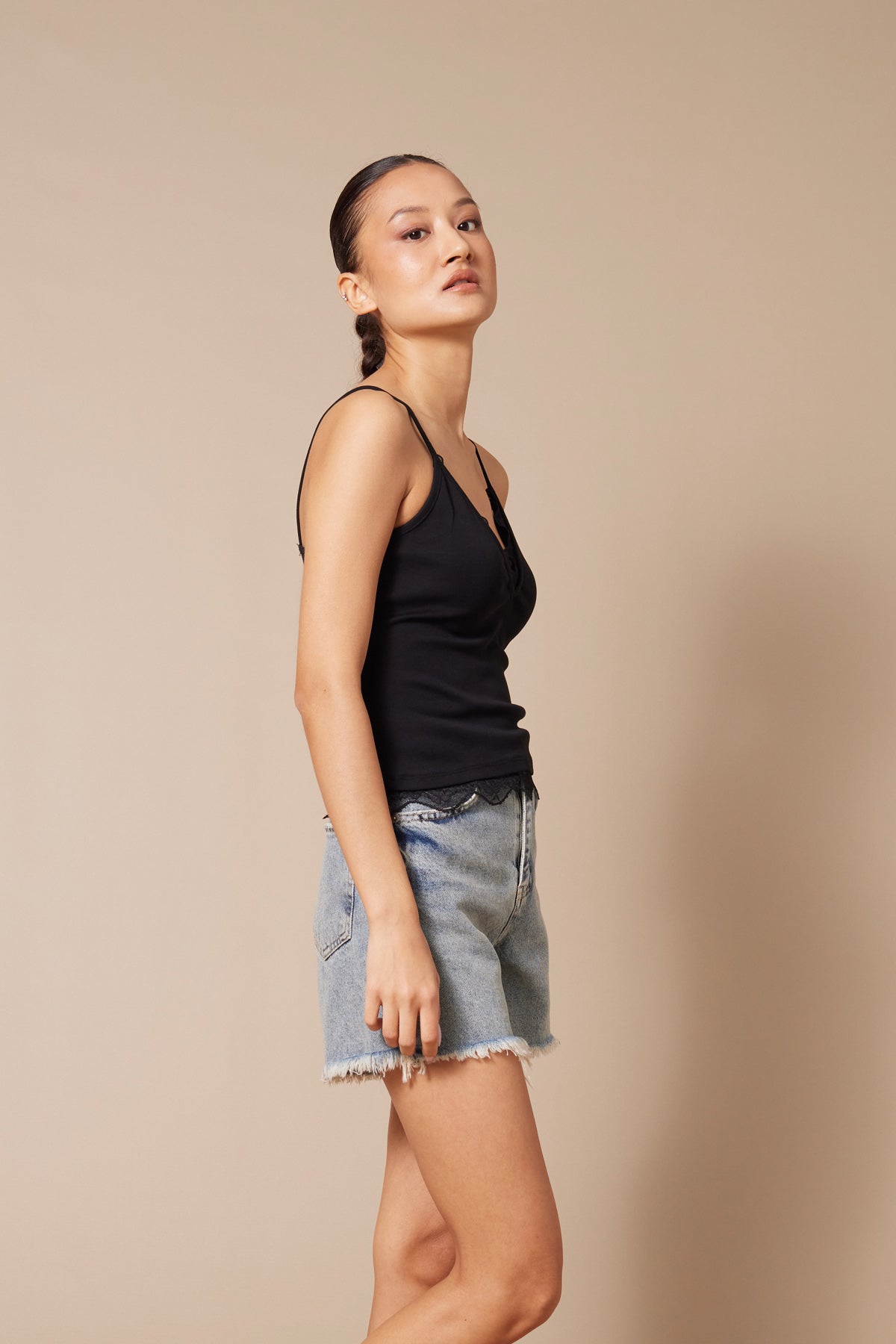 DANTEL DETAYLI ASKILI TOP