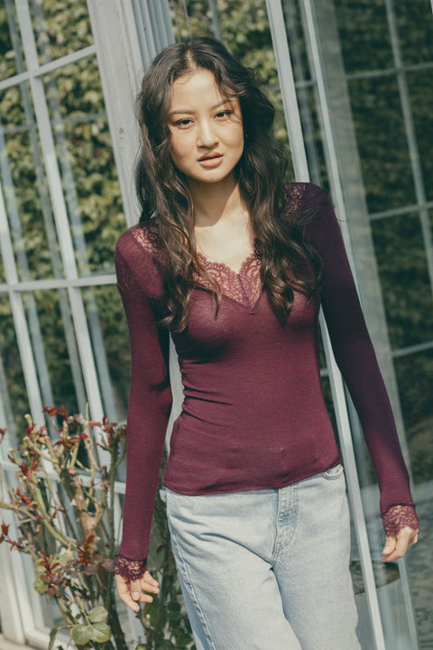 BORDO — DANTEL DETAYLI V YAKA T-SHIRT