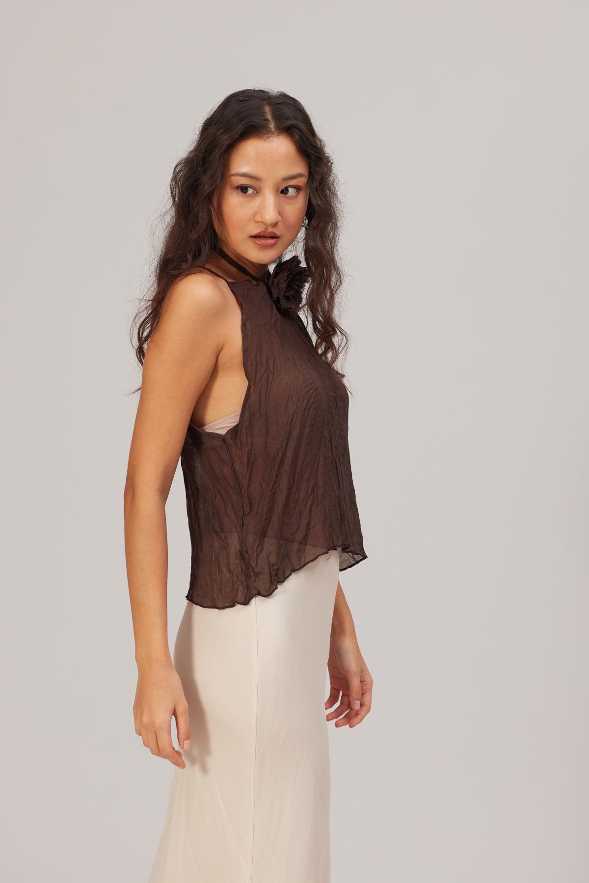 GÜL DETAYLI KOLSUZ TOP