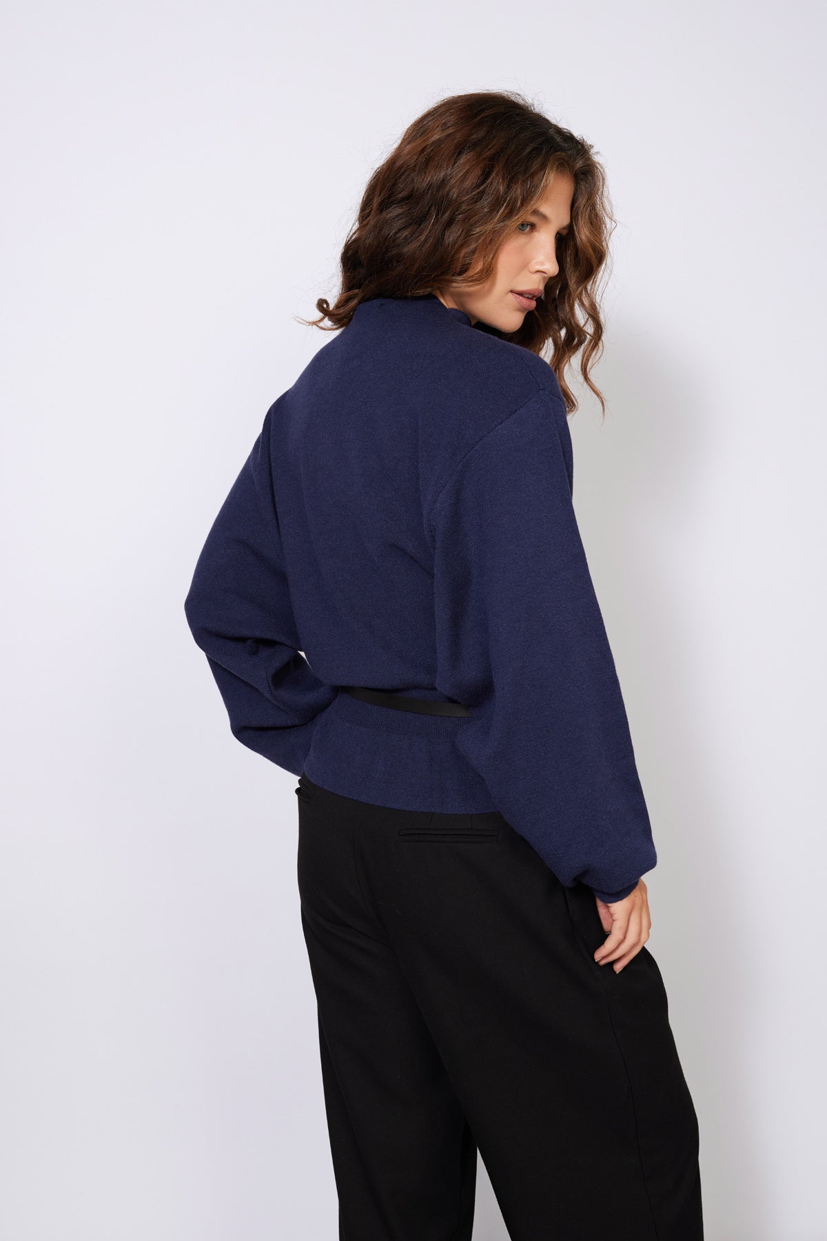 KEMERLİ YARASA KOLLU DİK YAKA KAZAK