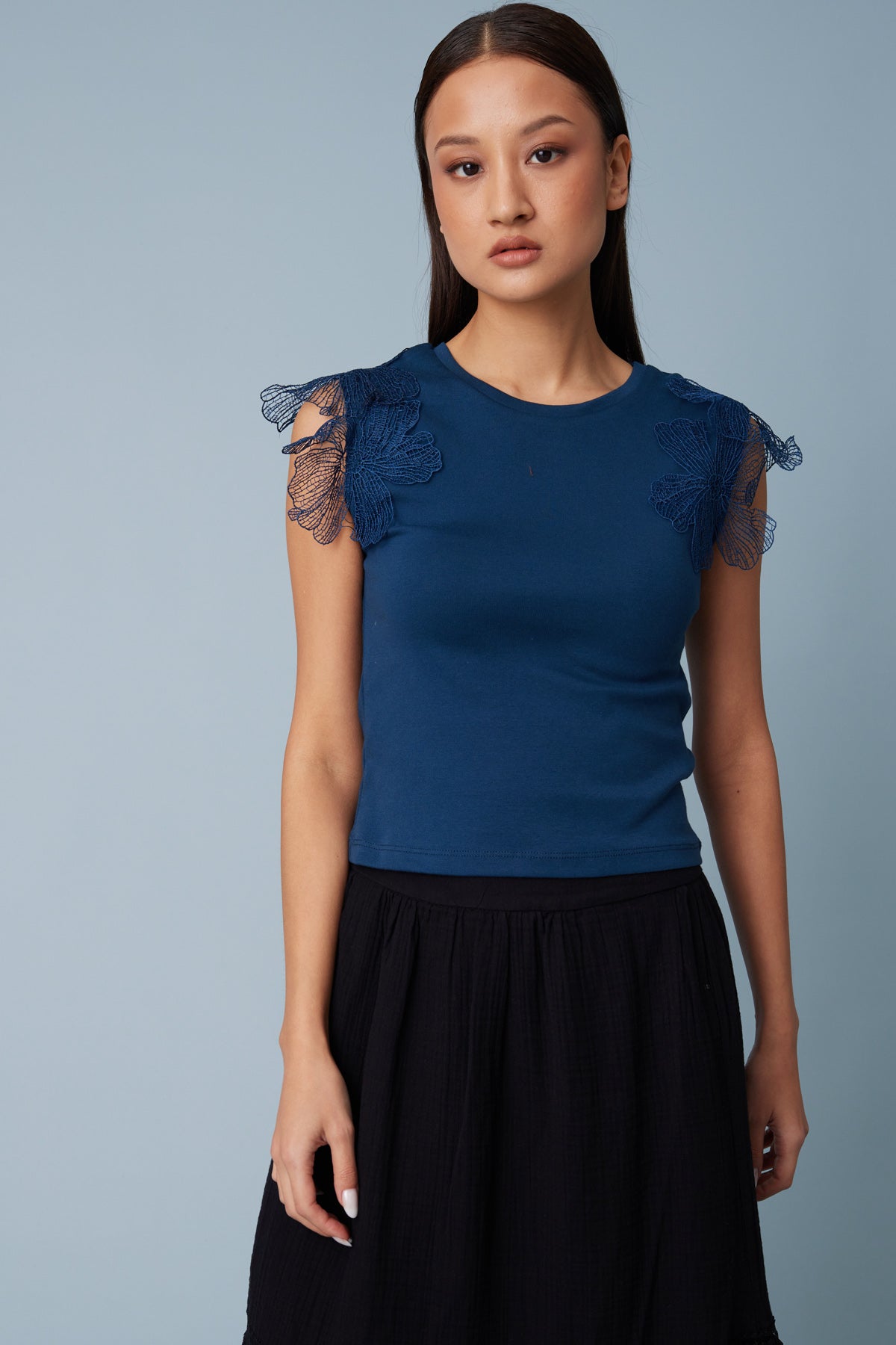 OMUZLARI ÇİÇEK DETAYLI KOLSUZ T-SHIRT