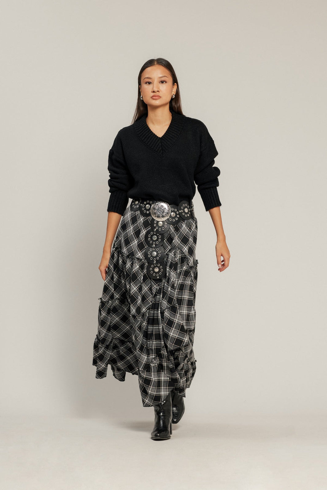 👗 Modern Kadının Stil Rehberi: Etek Seçimi, Kombin Sanatı ve Nisan Triko Farkı