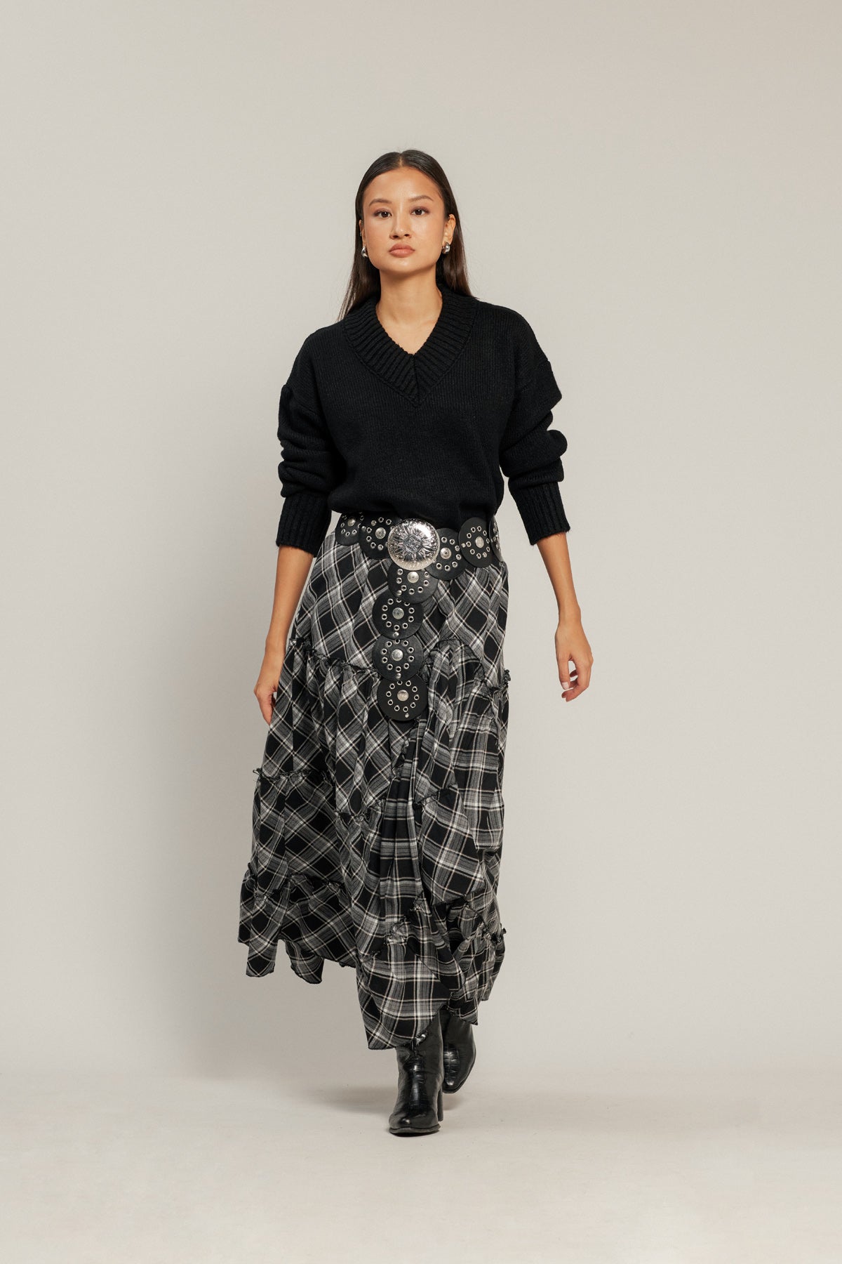 👗 Modern Kadının Stil Rehberi: Etek Seçimi, Kombin Sanatı ve Nisan Triko Farkı