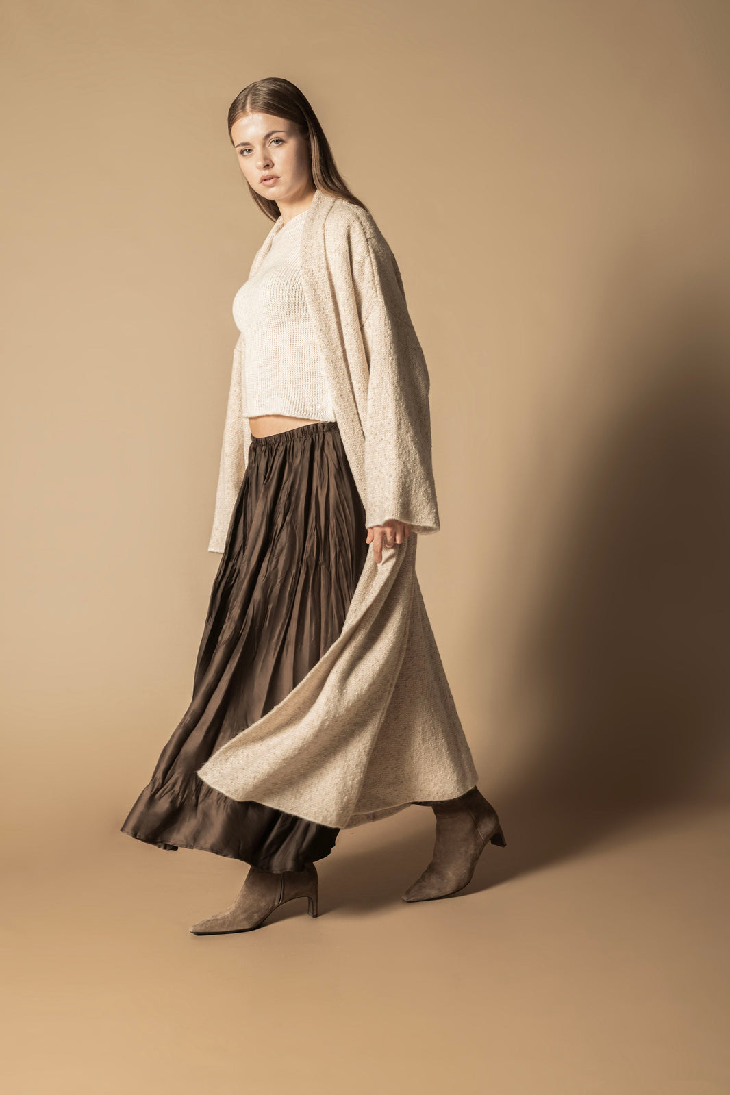 🧥 Gardırobunuzun Gizli Kahramanı: Kadın Triko Hırka Kombinleri ve Nisan Triko Farkı