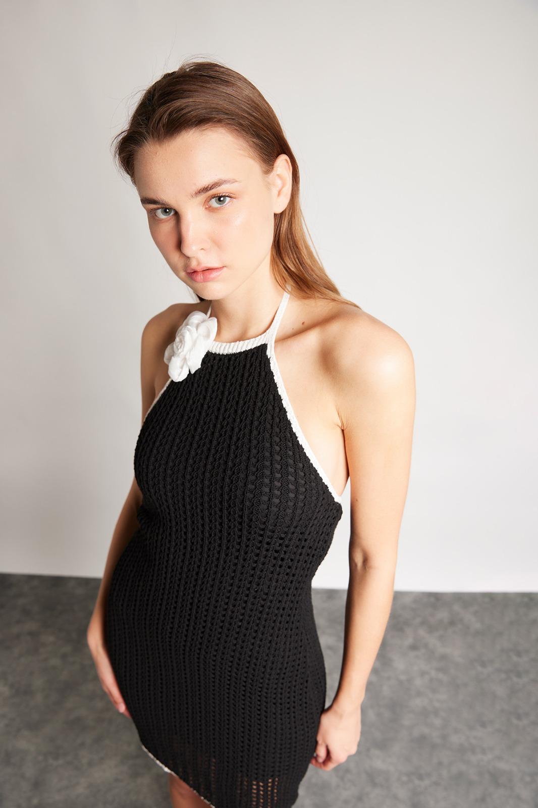 Çiçek Detaylı Triko Elbise