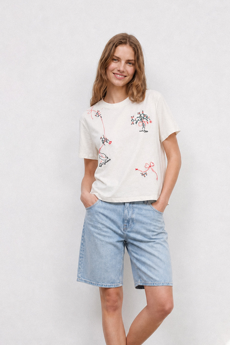 ÇİÇEK İŞLEMELİ KISA KOLLU T-SHIRT