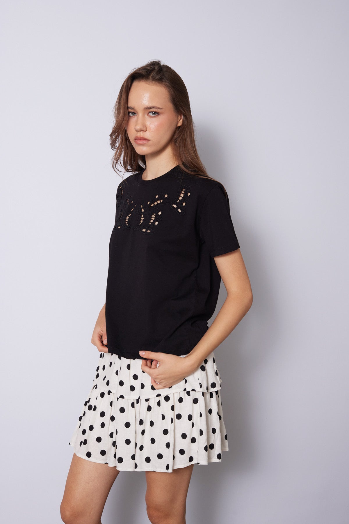 CUTWORK NAKIŞ DETAYLI KISA KOLLU T-SHIRT