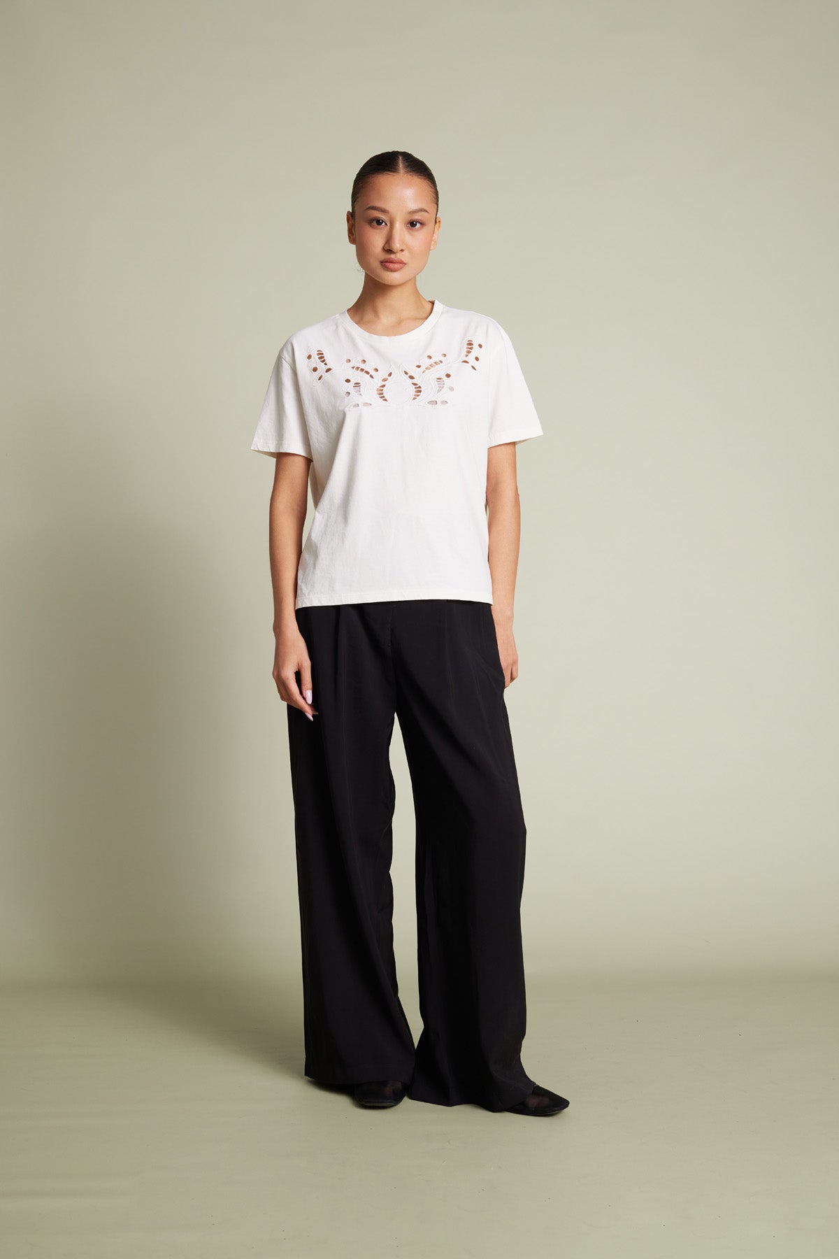 CUTWORK NAKIŞ DETAYLI KISA KOLLU T-SHIRT
