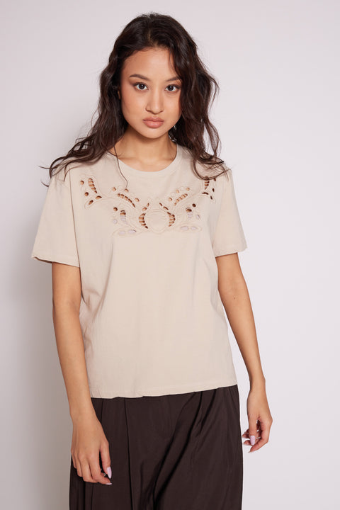 BEJ — CUTWORK NAKIŞ DETAYLI KISA KOLLU T-SHIRT