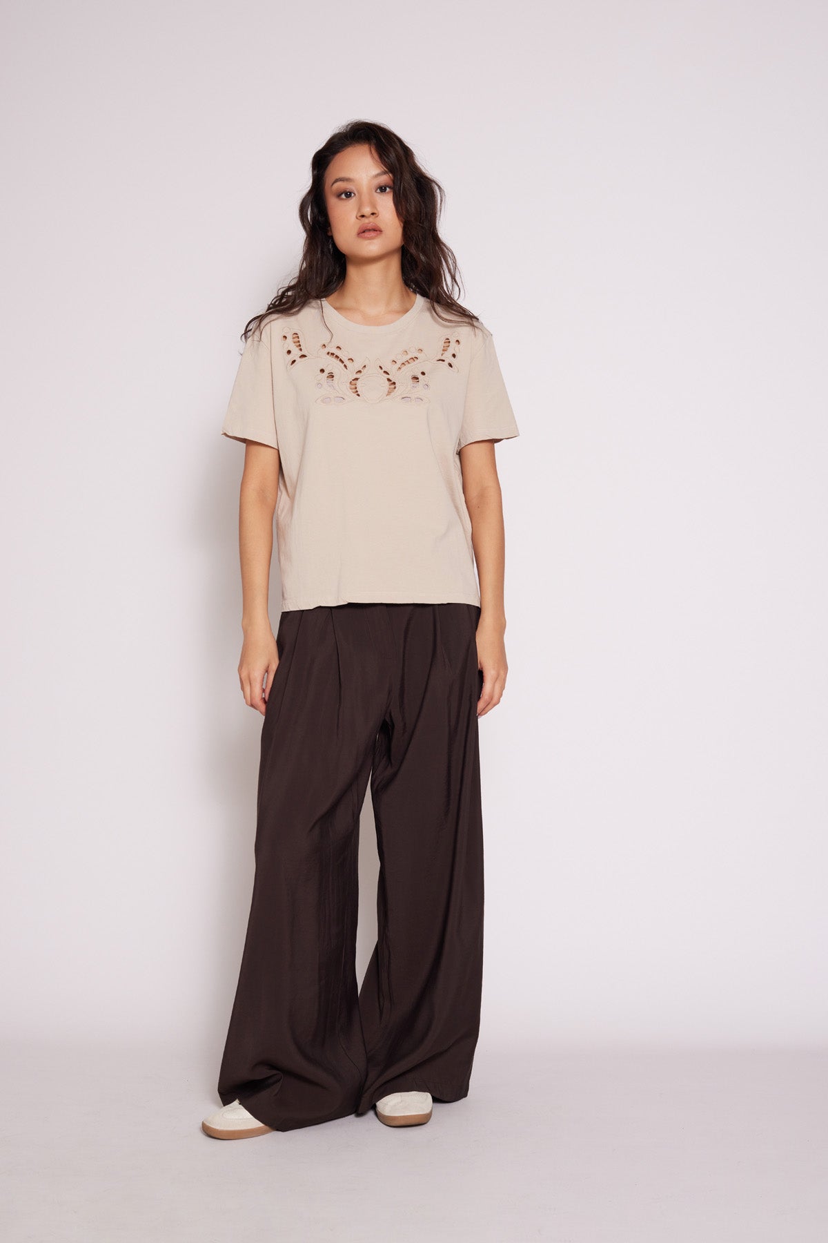 CUTWORK NAKIŞ DETAYLI KISA KOLLU T-SHIRT