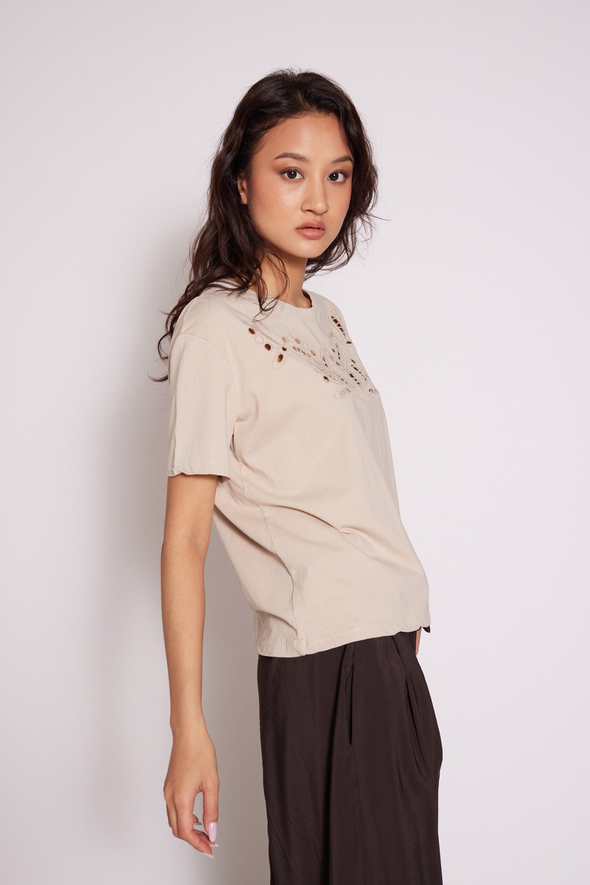 CUTWORK NAKIŞ DETAYLI KISA KOLLU T-SHIRT