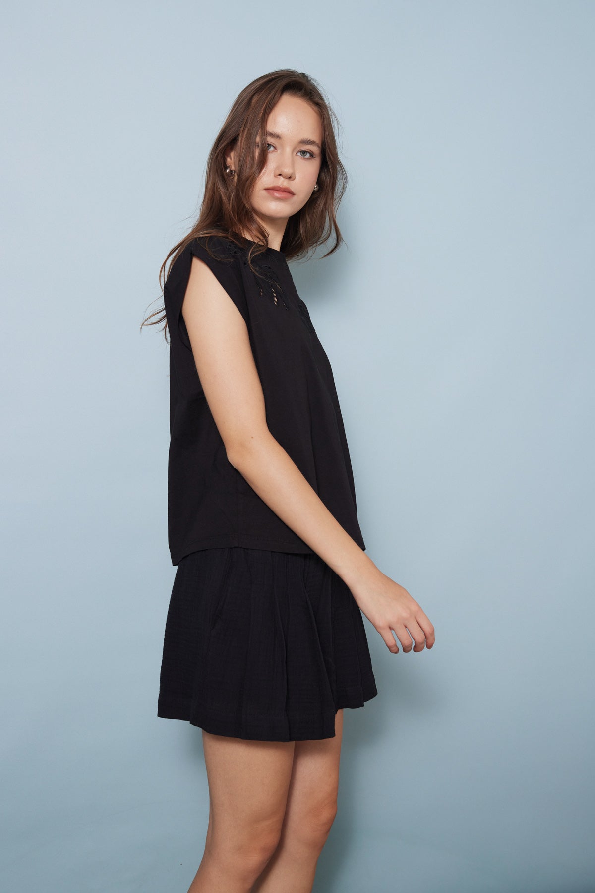 CUTWORK NAKIŞ DETAYLI T-SHIRT