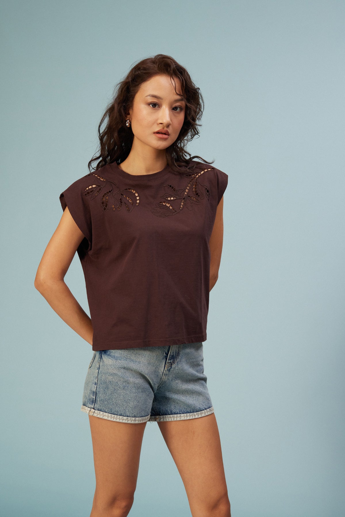 CUTWORK NAKIŞ DETAYLI T-SHIRT