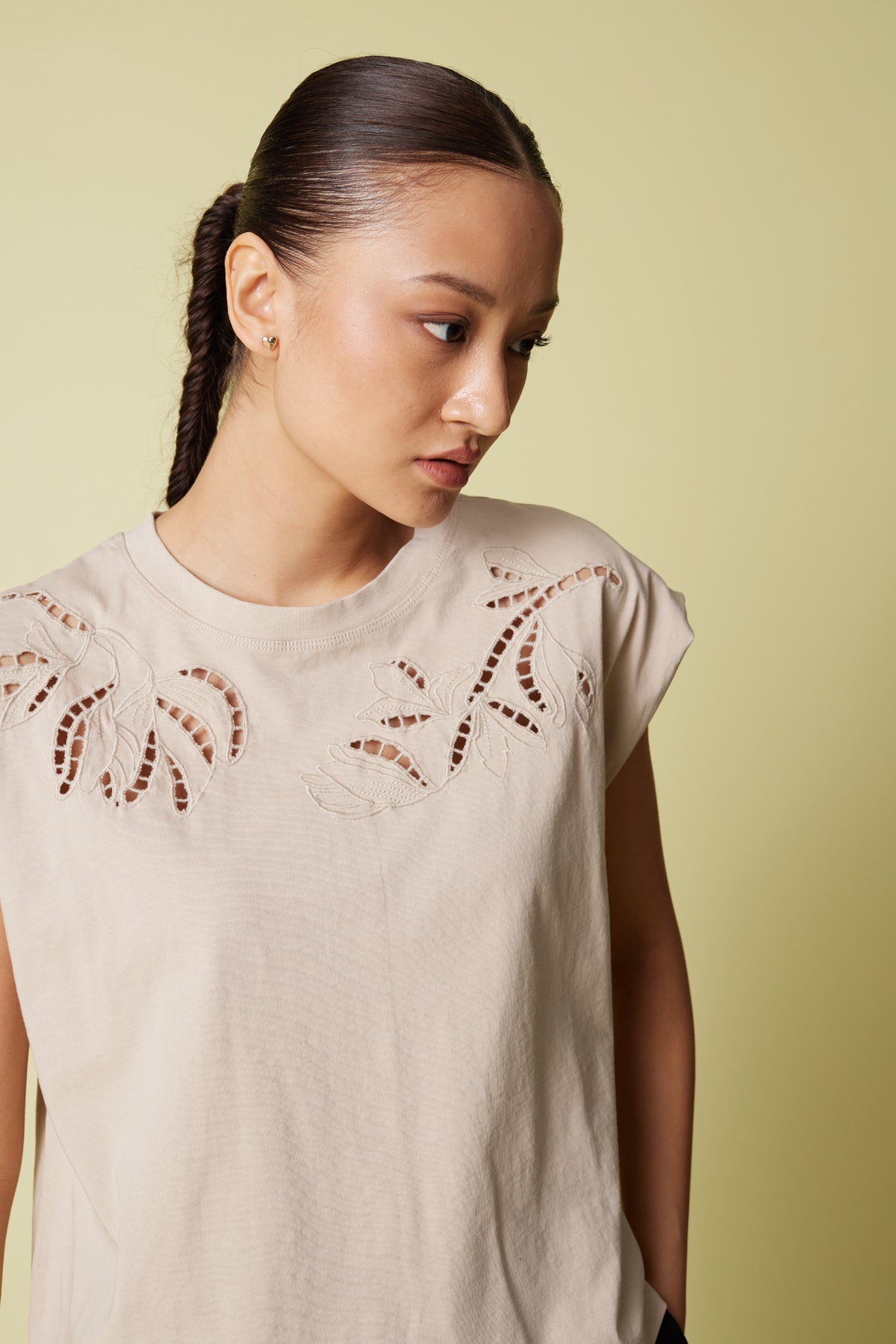 CUTWORK NAKIŞ DETAYLI T-SHIRT