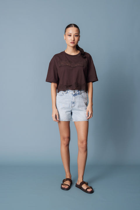 KAHVE — DANTEL DETAYLI KISA KOLLU T-SHIRT
