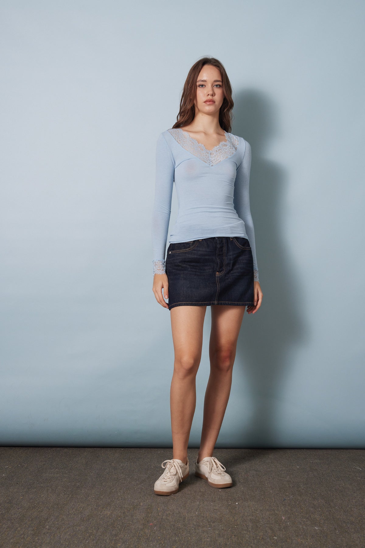 DANTEL DETAYLI V YAKA T-SHIRT