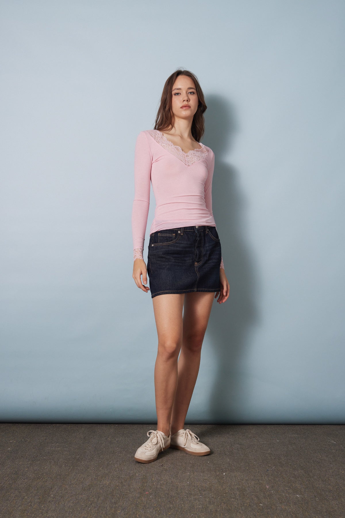 DANTEL DETAYLI V YAKA T-SHIRT