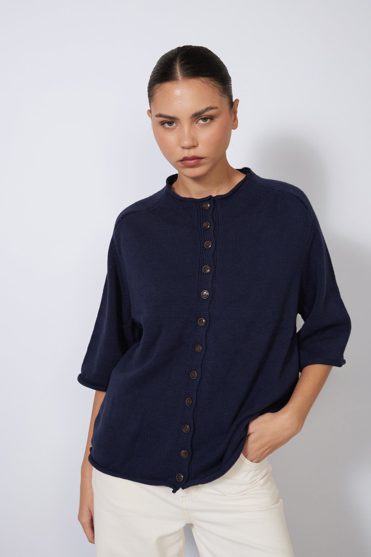 DİK YAKA REGLAN KOL DÜĞMELİ TRİKO HIRKA