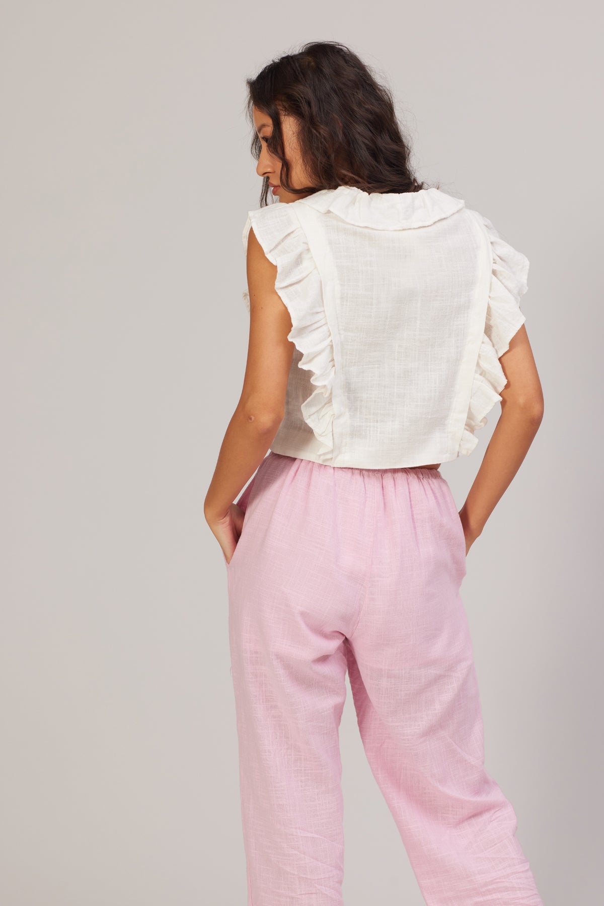 DÜĞME DETAYLI KOLSUZ BLUZ