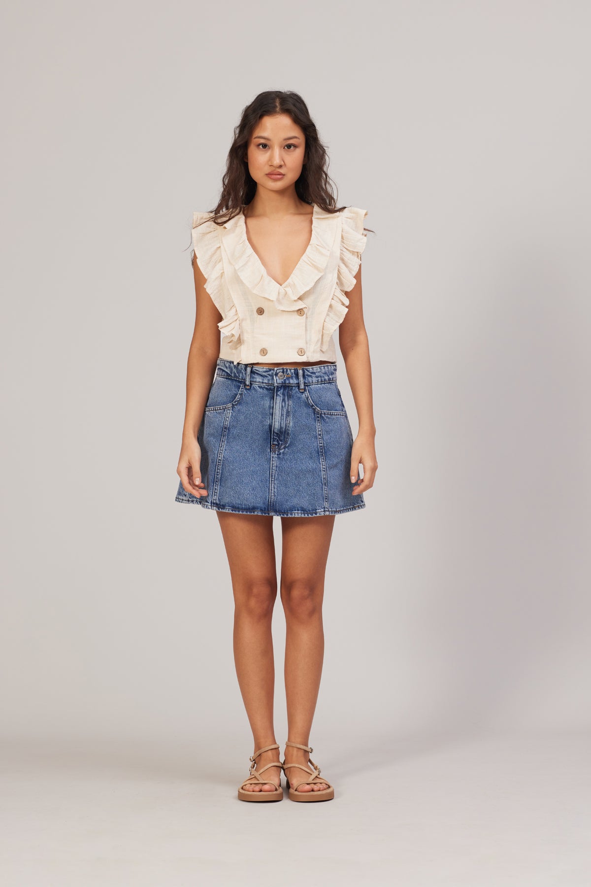 DÜĞME DETAYLI KOLSUZ BLUZ