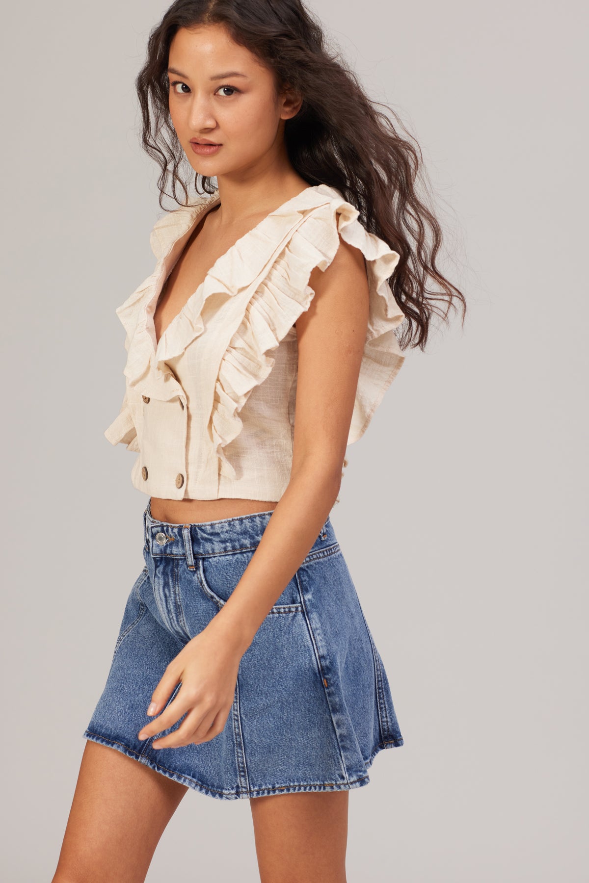 DÜĞME DETAYLI KOLSUZ BLUZ