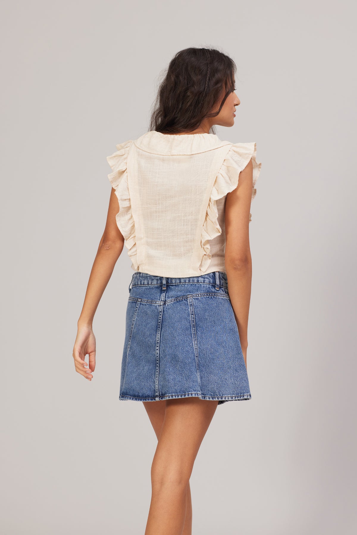 DÜĞME DETAYLI KOLSUZ BLUZ