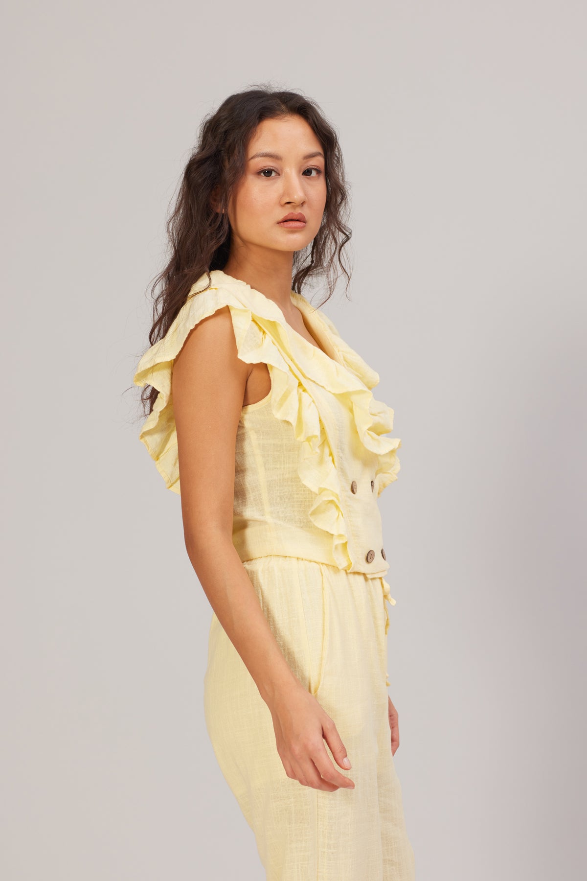 DÜĞME DETAYLI KOLSUZ BLUZ