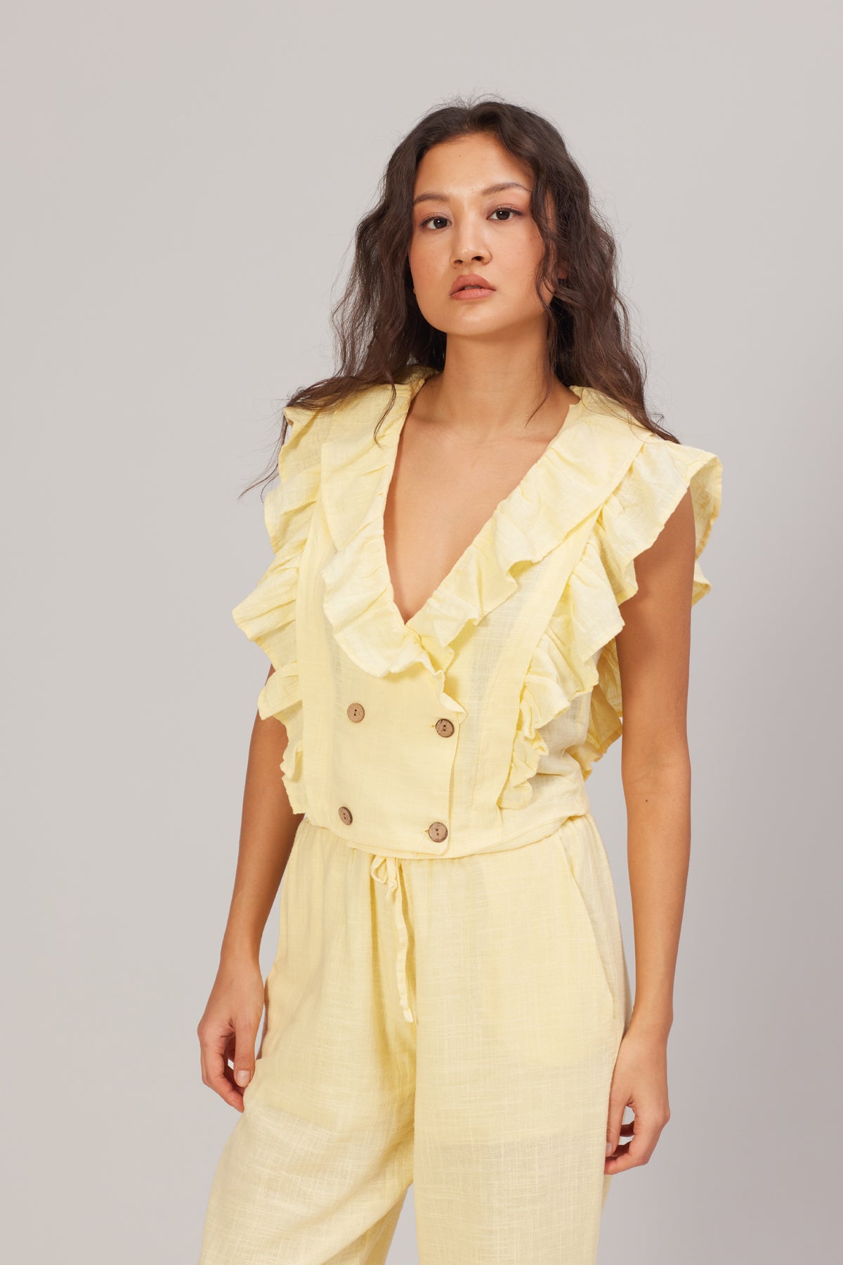 DÜĞME DETAYLI KOLSUZ BLUZ