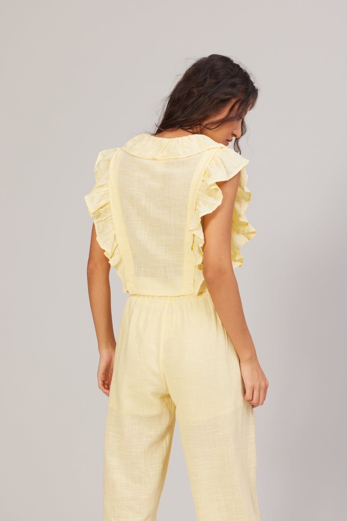 DÜĞME DETAYLI KOLSUZ BLUZ