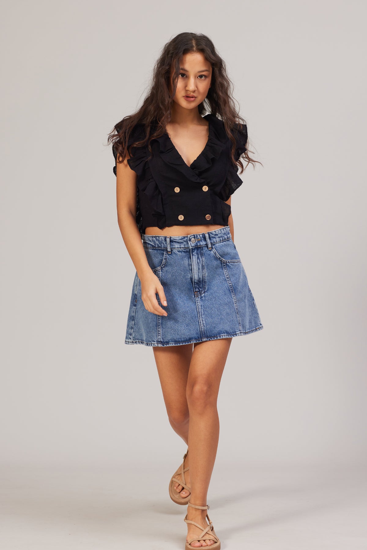 DÜĞME DETAYLI KOLSUZ BLUZ