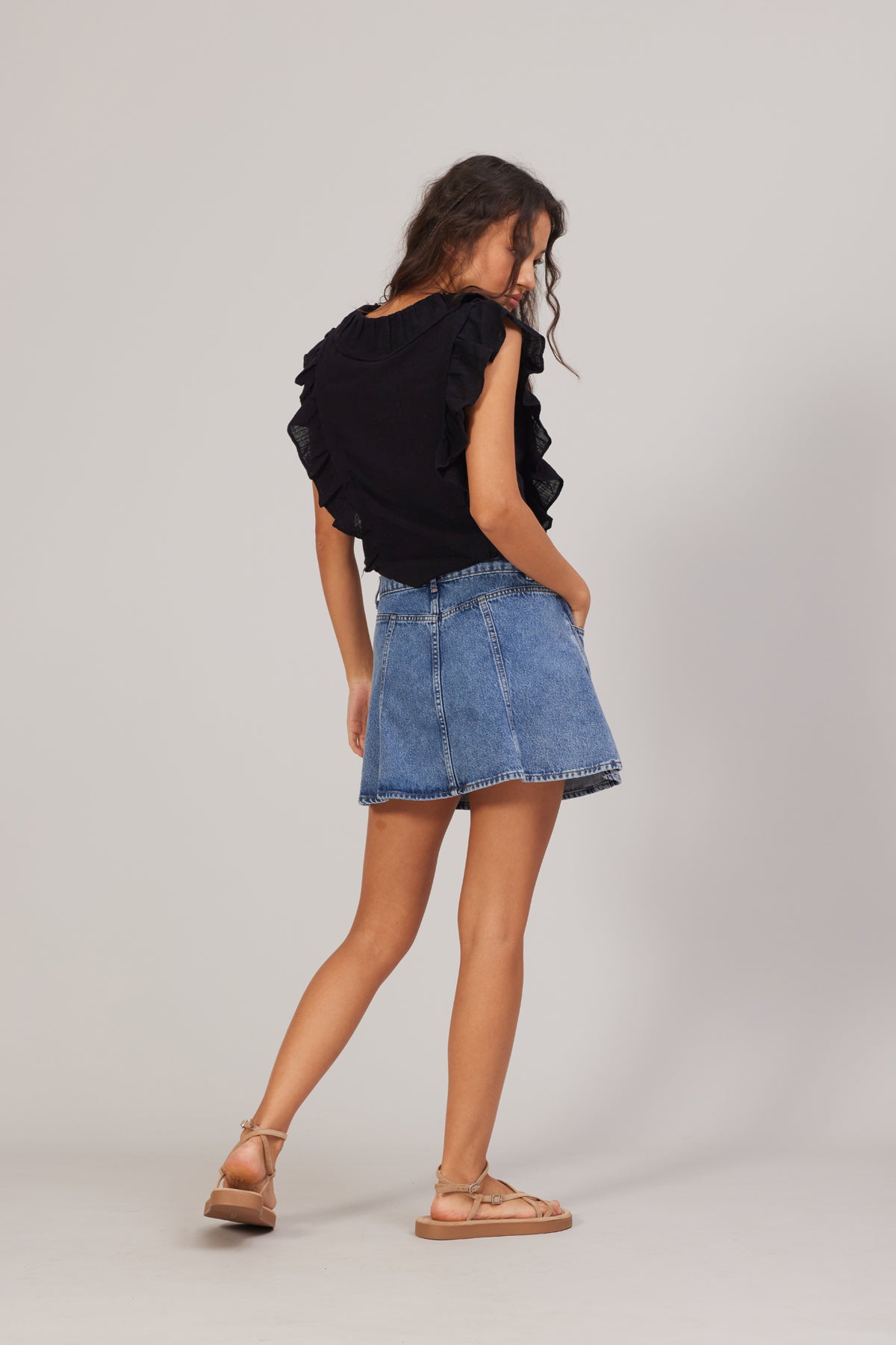 DÜĞME DETAYLI KOLSUZ BLUZ