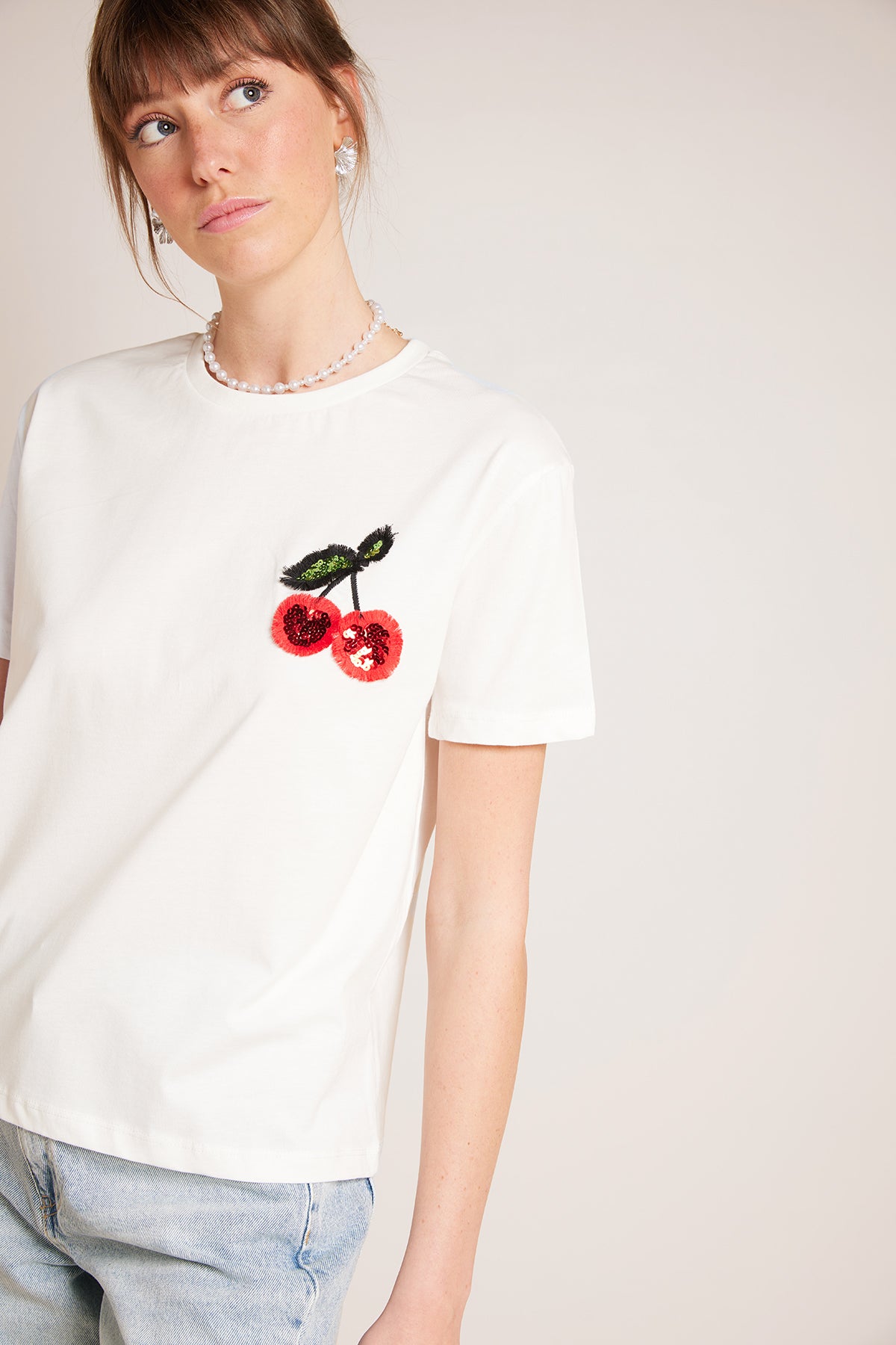 KİRAZ NAKIŞLI BİSİKLET YAKA T-SHIRT
