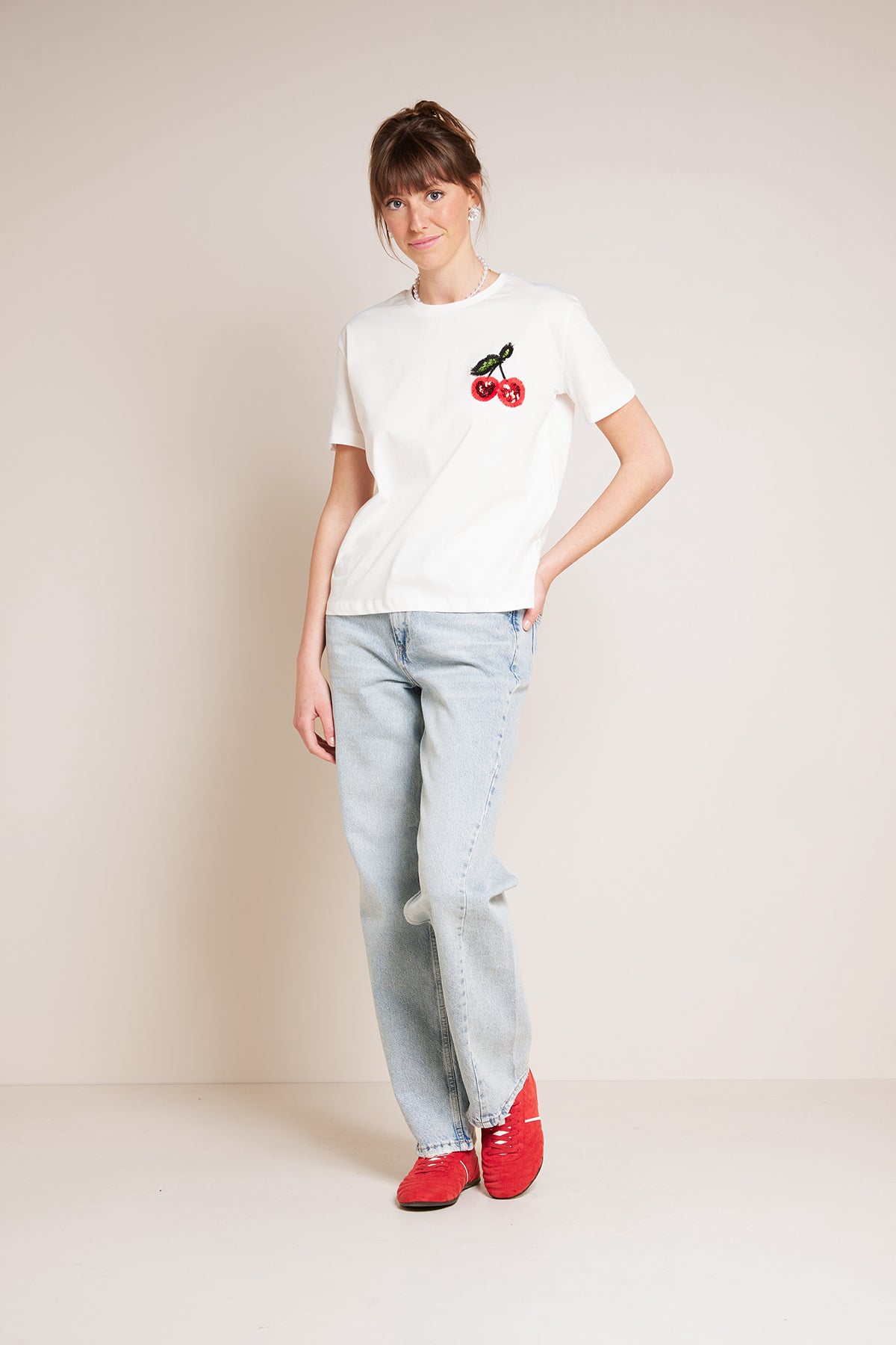 KİRAZ NAKIŞLI BİSİKLET YAKA T-SHIRT