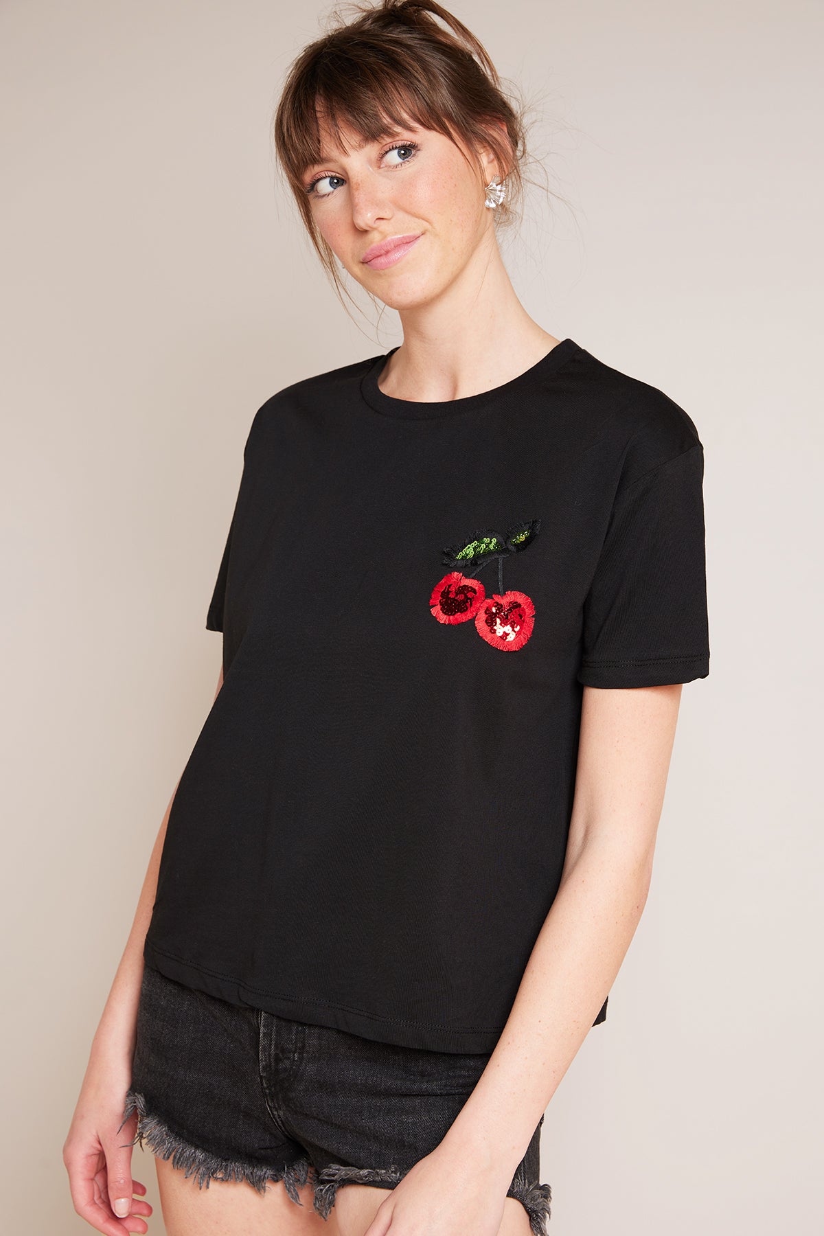KİRAZ NAKIŞLI BİSİKLET YAKA T-SHIRT