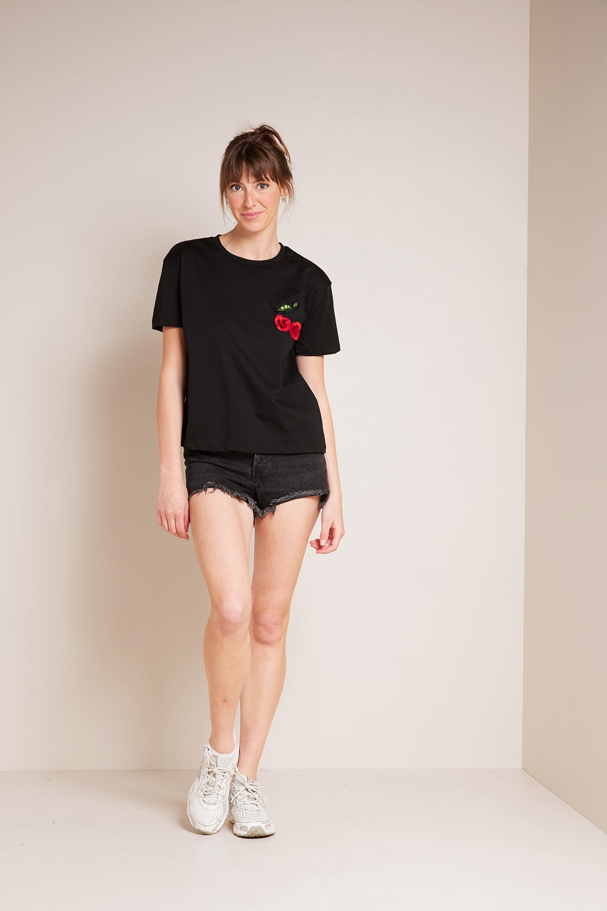 KİRAZ NAKIŞLI BİSİKLET YAKA T-SHIRT