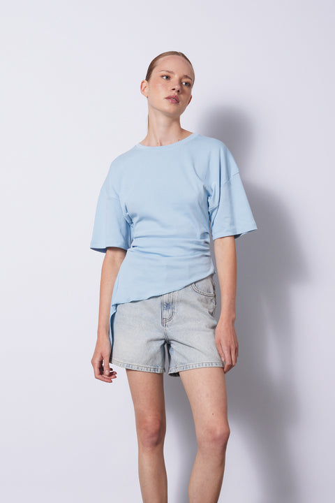 BEBE MAVİ — KISA KOLLU ASİMETRİK T-SHIRT