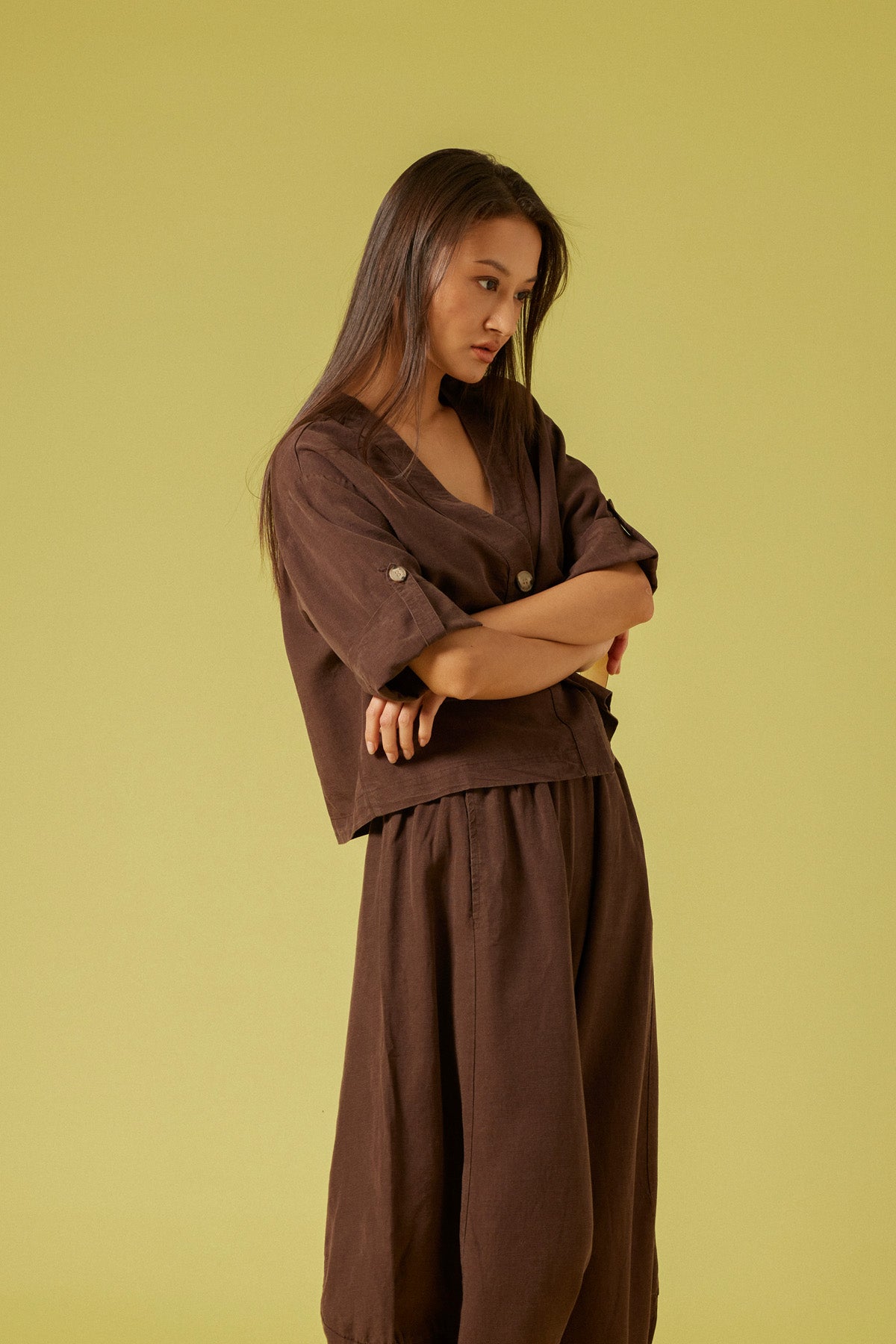 KISA KOLLU DÜĞMELİ BLUZ