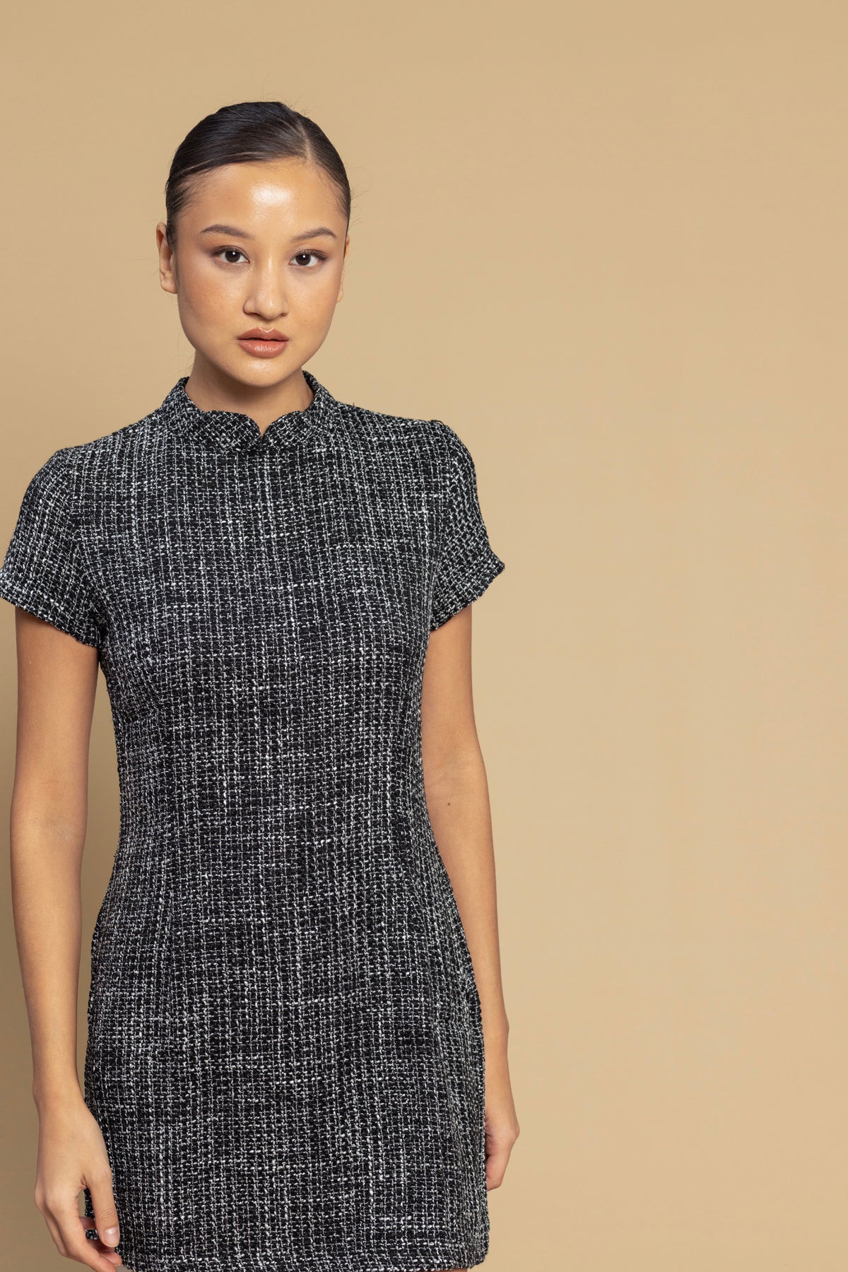 KISA KOLLU VE DOKULU ELBİSE