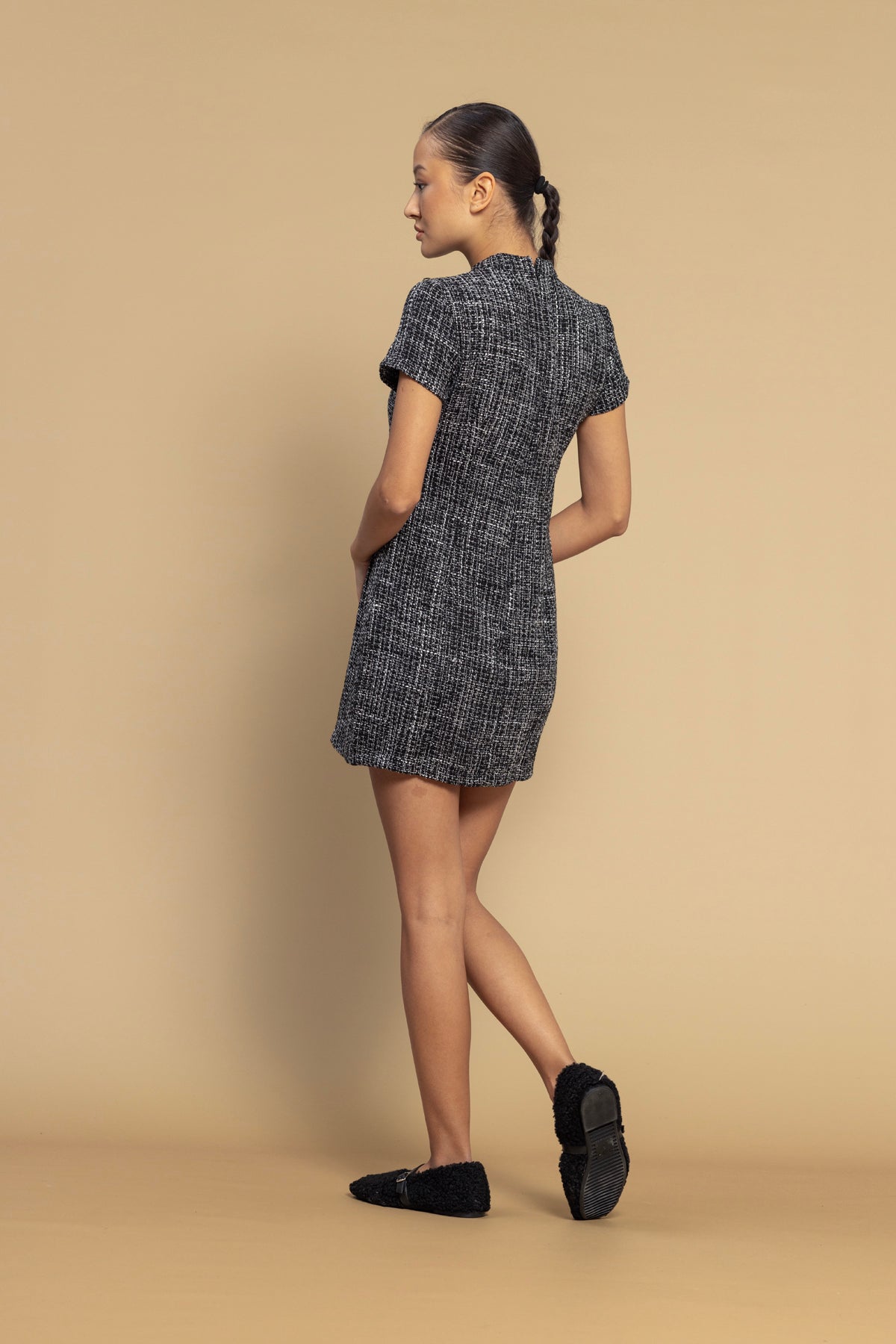 KISA KOLLU VE DOKULU ELBİSE