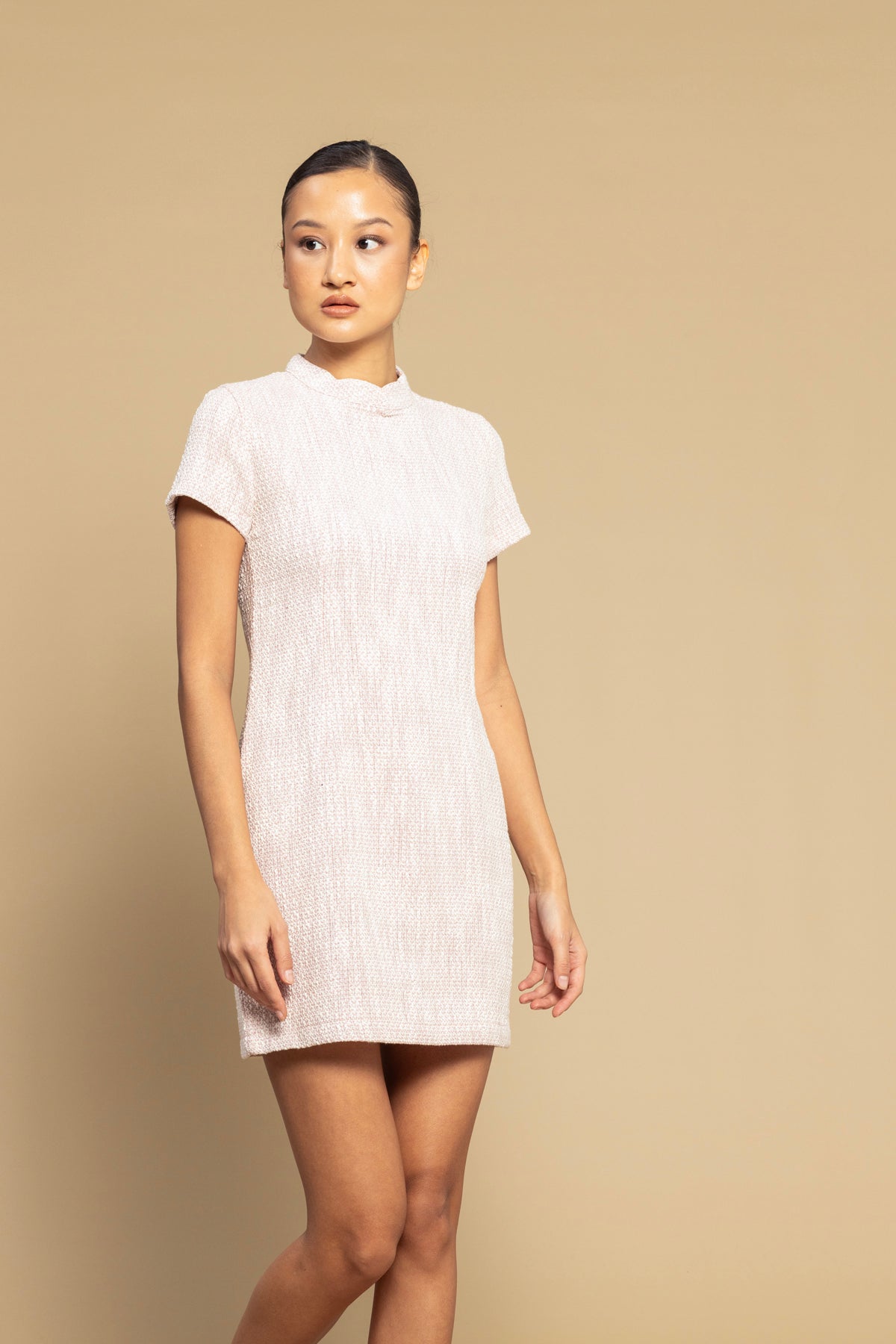 KISA KOLLU VE DOKULU ELBİSE