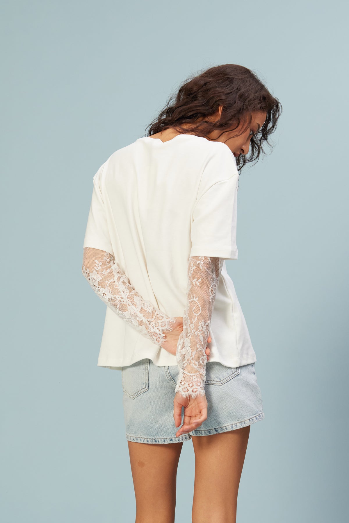 KOLLARI DANTEL DETAYLI T-SHIRT