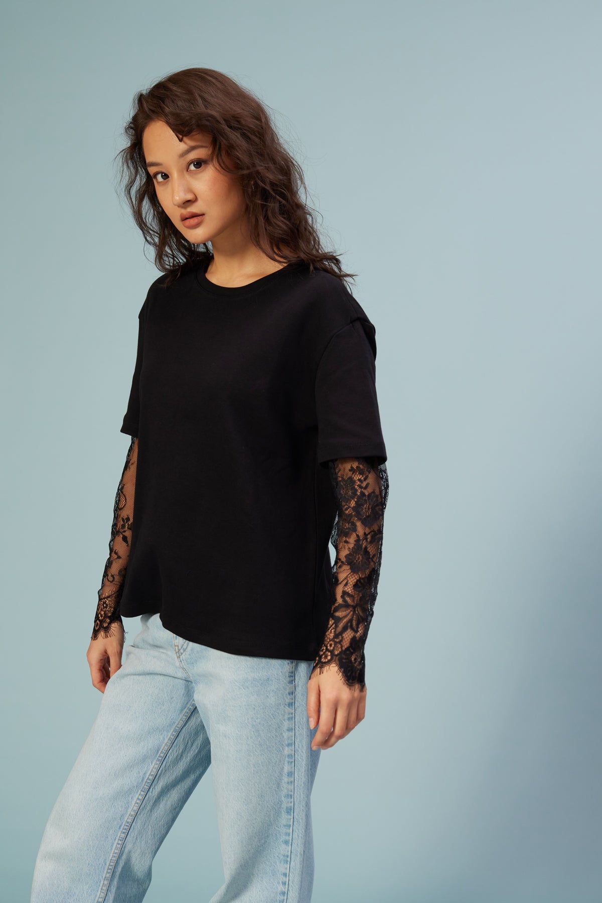 KOLLARI DANTEL DETAYLI T-SHIRT