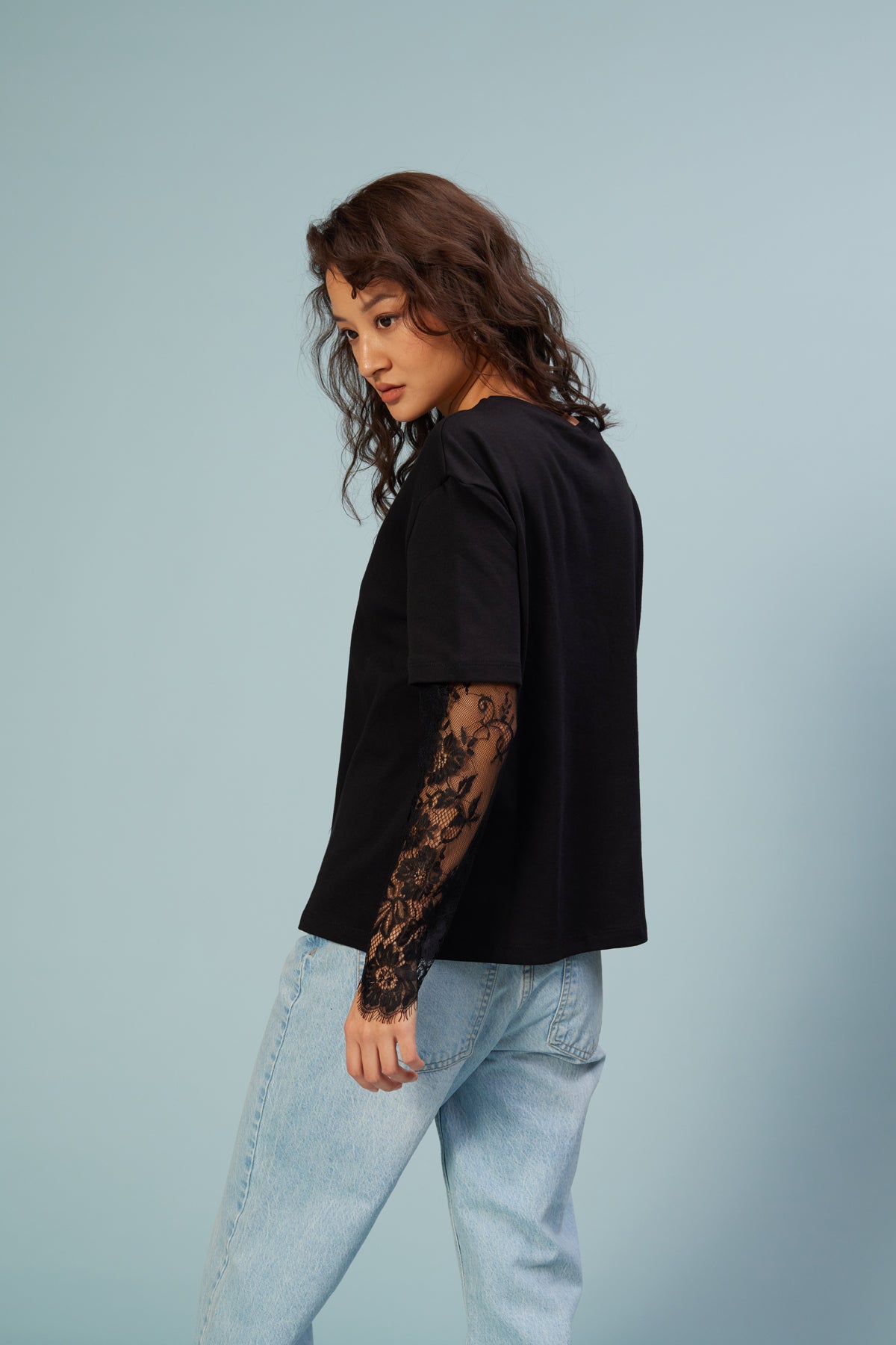 KOLLARI DANTEL DETAYLI T-SHIRT