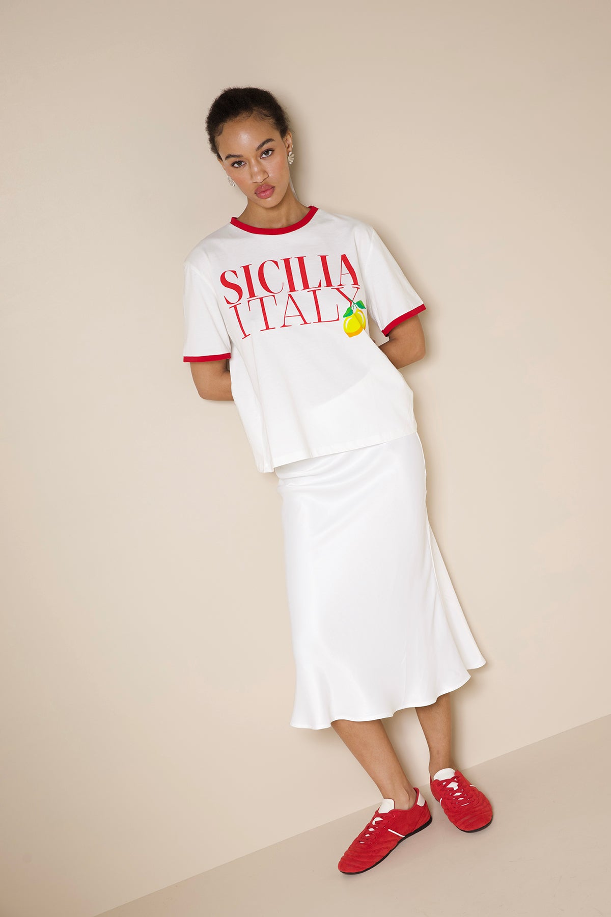 KONTRAST DETAYLI YAZI BASKILI T-SHIRT