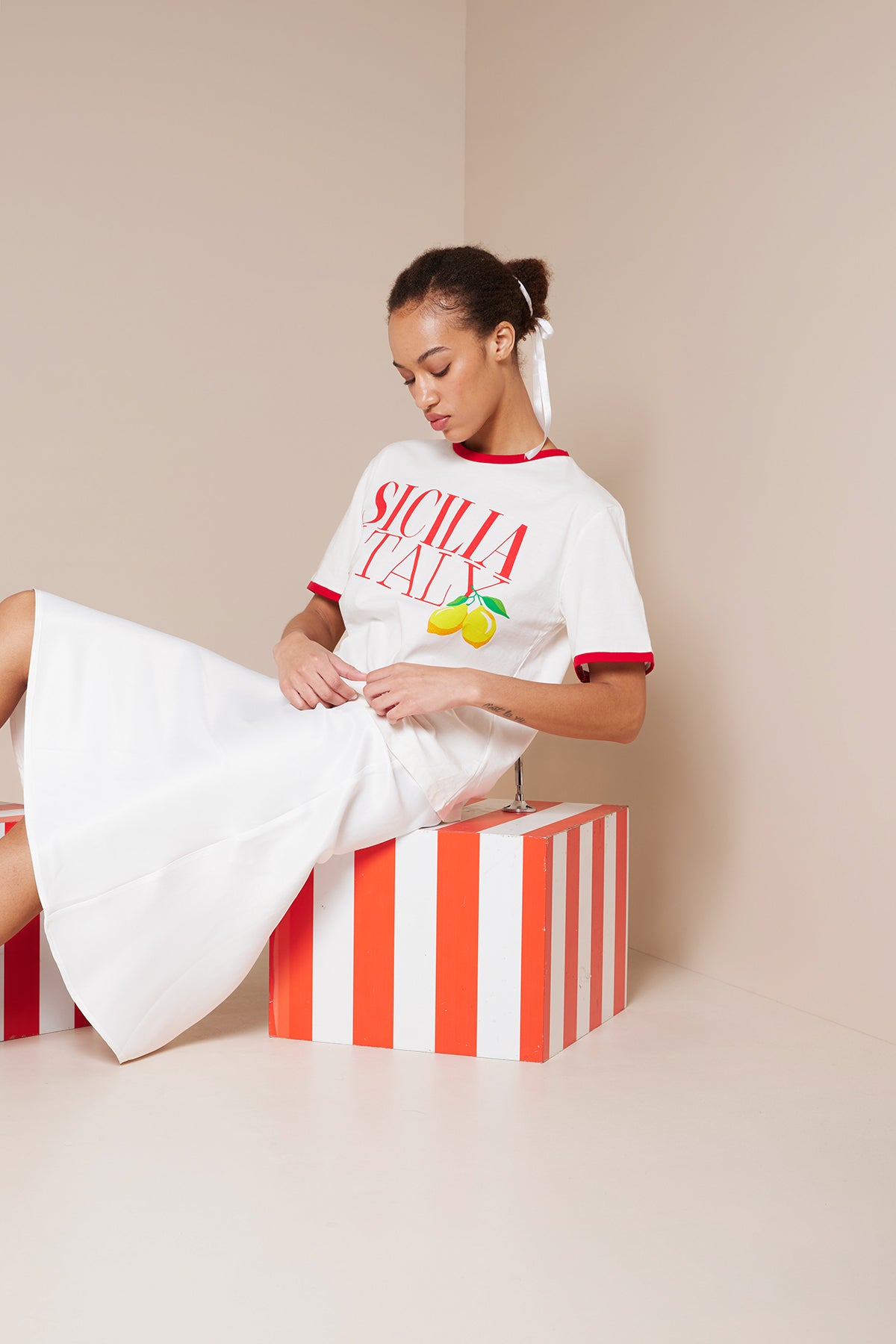 KONTRAST DETAYLI YAZI BASKILI T-SHIRT