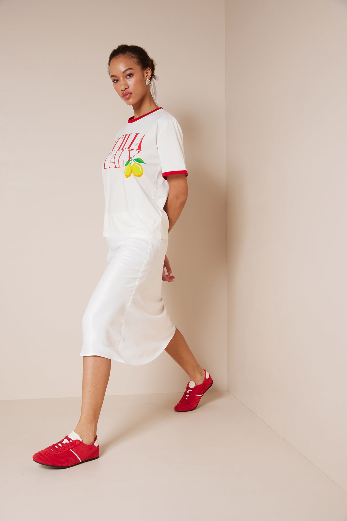 KONTRAST DETAYLI YAZI BASKILI T-SHIRT