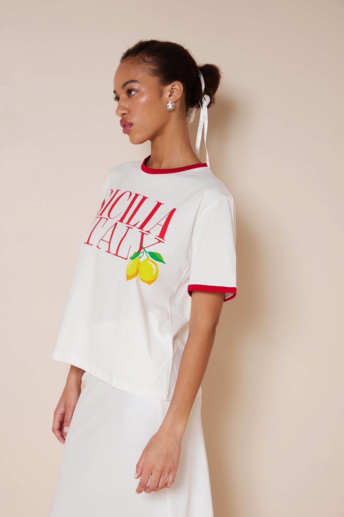 KONTRAST DETAYLI YAZI BASKILI T-SHIRT