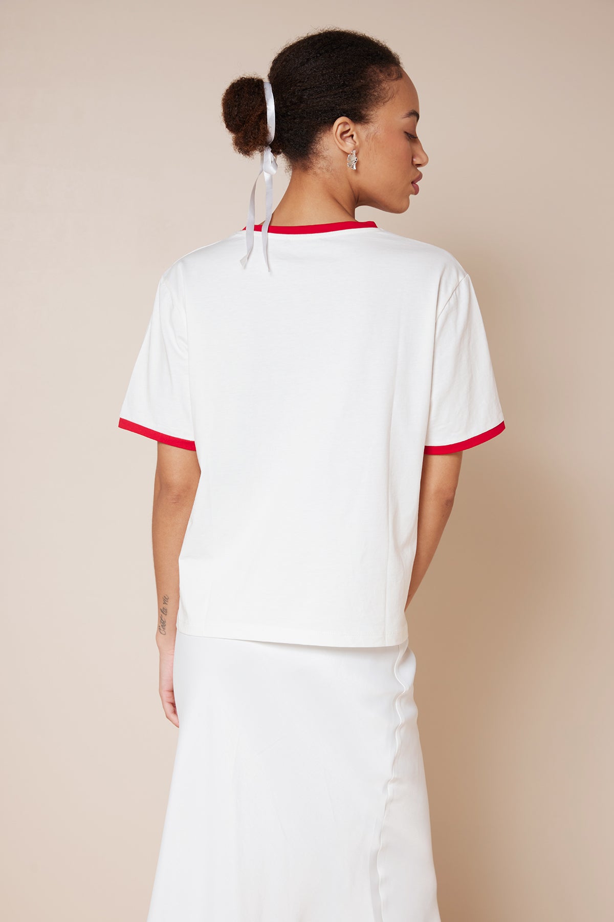 KONTRAST DETAYLI YAZI BASKILI T-SHIRT